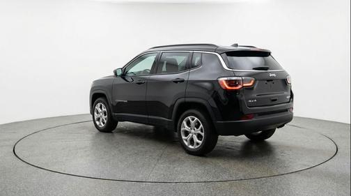 Diamond Black Crystal Pearlcoat 2025 Jeep Compass Latitude