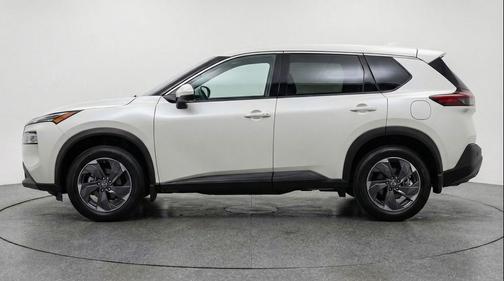 Everest White Pearl Tricoat 2025 Nissan Rogue SV