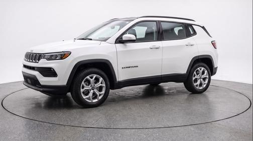Bright White Clearcoat 2025 Jeep Compass Latitude