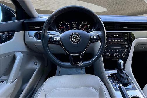 Deep Black Pearl 2022 Volkswagen Passat 2.0T SE