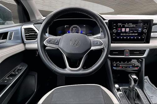 BLACK 2025 Volkswagen Taos 1.5T SE