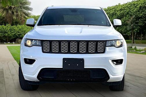 Bright White Clearcoat 2021 Jeep Grand Cherokee Laredo