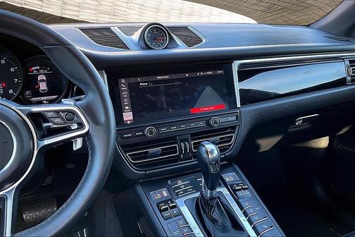 BLACK 2020 Porsche Macan Macan