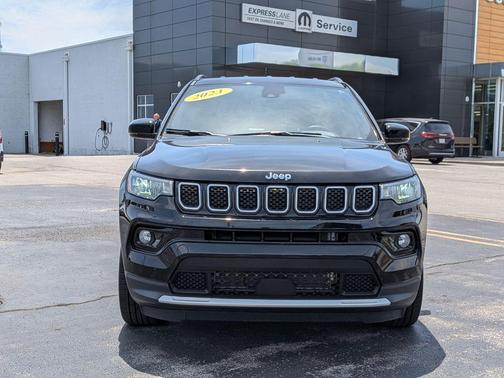 Diamond Black Crystal Pearlcoat 2023 Jeep Compass Limited