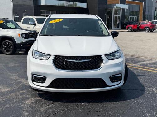 Bright White Clearcoat 2024 Chrysler Pacifica Touring L