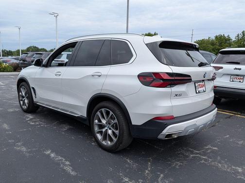 White Metallic 2024 BMW X5 xDrive40i