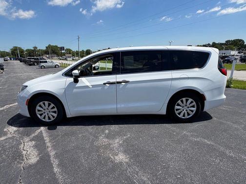 Bright White Clearcoat 2020 Chrysler Voyager L