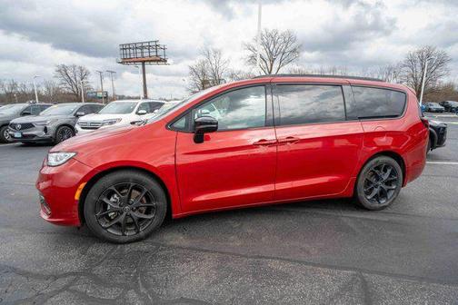 Red Hot Pearlcoat 2025 Chrysler Pacifica Limited