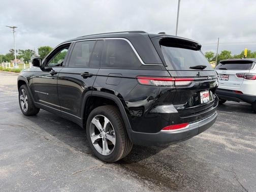 Diamond Black Crystal Pearlcoat 2023 Jeep Grand Cherokee Limited