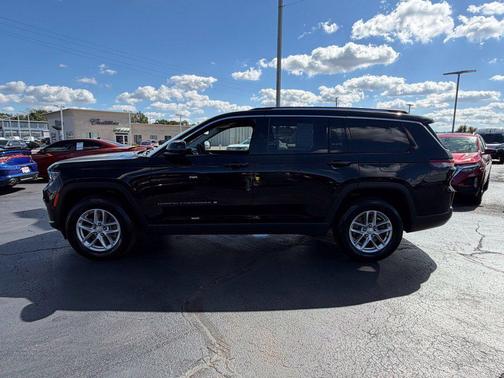 Diamond Black Crystal Pearlcoat 2023 Jeep Grand Cherokee L Laredo