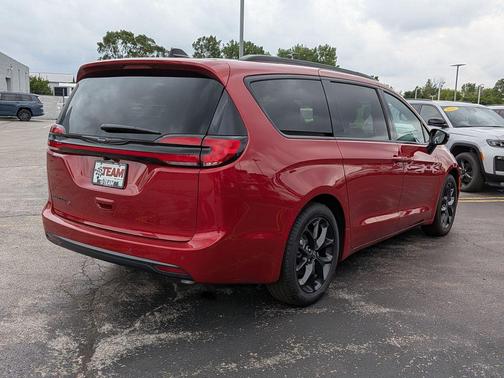 Red Hot Pearlcoat 2026 Chrysler Pacifica L
