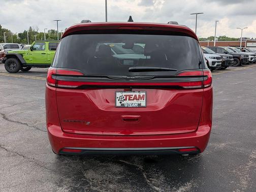 Red Hot Pearlcoat 2026 Chrysler Pacifica L