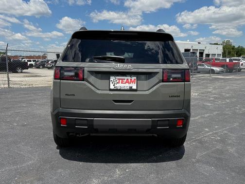 Sting-Gray Clearcoat 2026 Jeep Cherokee Laredo 4x4