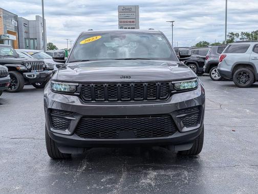 Baltic Gray Metallic Clearcoat 2023 Jeep Grand Cherokee Altitude