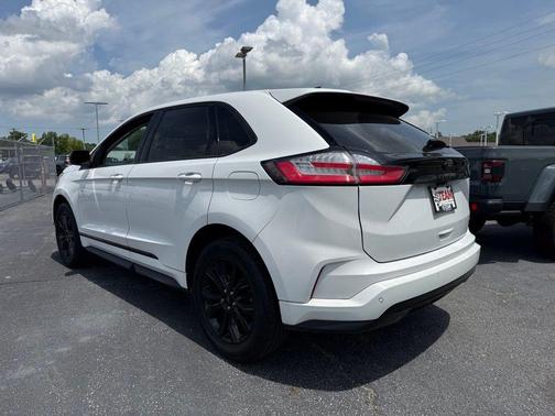 Oxford White 2023 Ford Edge SE