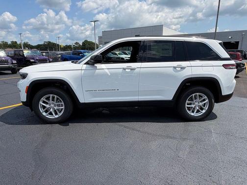 Bright White Clearcoat 2026 Jeep Grand Cherokee Laredo
