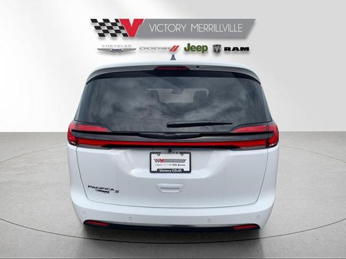 Bright White Clearcoat 2026 Chrysler Pacifica L