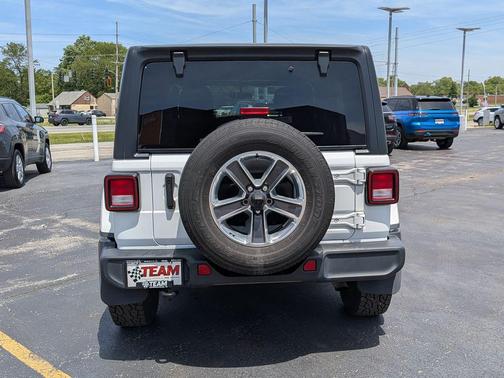 Bright White Clearcoat 2021 Jeep Wrangler Unlimited Sahara