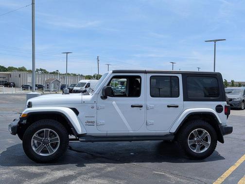 Bright White Clearcoat 2021 Jeep Wrangler Unlimited Sahara