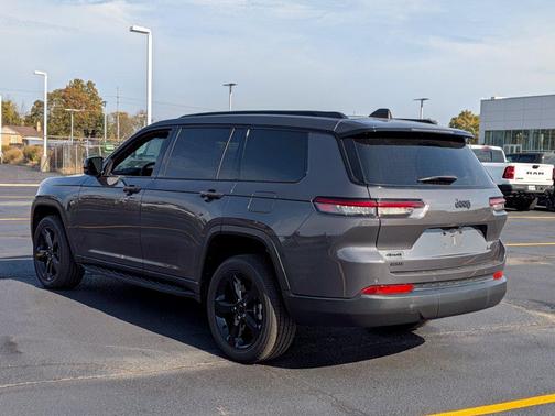 Baltic Gray Metallic Clearcoat 2023 Jeep Grand Cherokee L Altitude