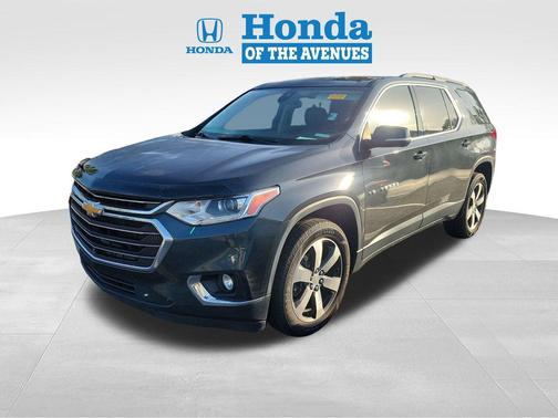 Graphite Metallic 2021 Chevrolet Traverse LT Leather