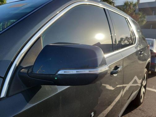 Graphite Metallic 2021 Chevrolet Traverse LT Leather