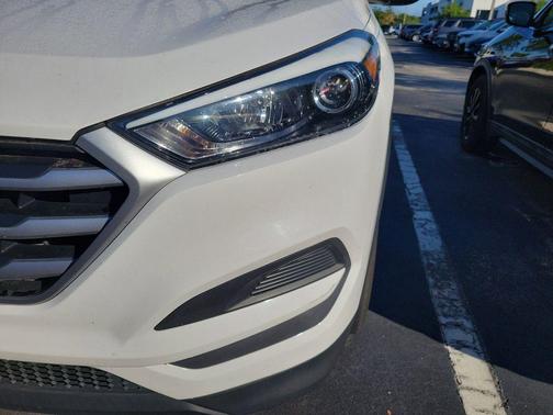 Dazzling White 2017 Hyundai TUCSON SE