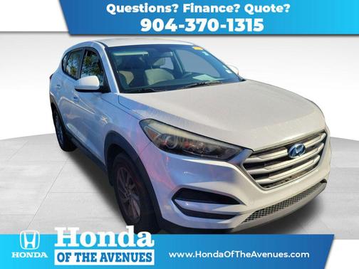 Dazzling White 2017 Hyundai TUCSON SE