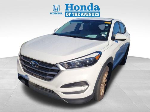 Dazzling White 2017 Hyundai TUCSON SE