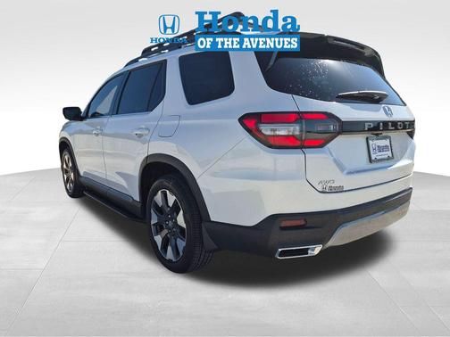 Platinum White Pearl 2026 Honda Pilot Touring 8-Passenger