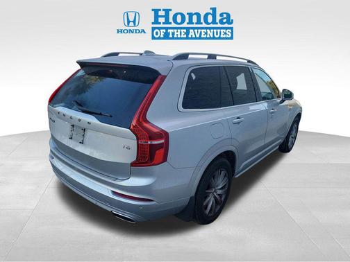2016 Volvo XC90 T6 Momentum