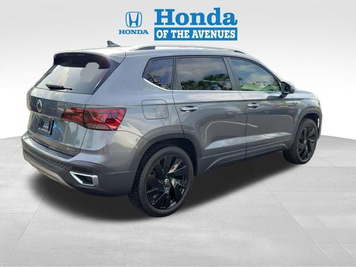 Platinum Gray Metallic 2024 Volkswagen Taos 1.5T SEL