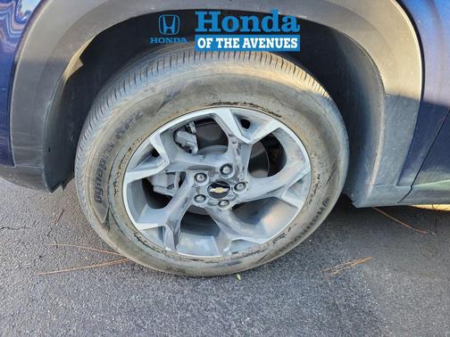 Blue Glow Metallic 2024 Chevrolet Trax LT