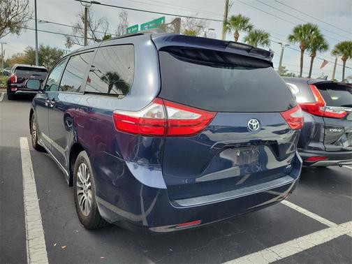 2019 Toyota Sienna XLE