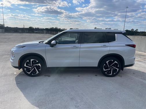 2022 Mitsubishi Outlander SE