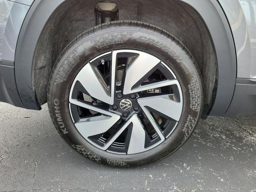 Platinum Gray Metallic 2025 Volkswagen Atlas 2.0T SE w/Technology