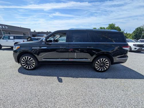 Green Metallic 2022 Lincoln Navigator Black Label