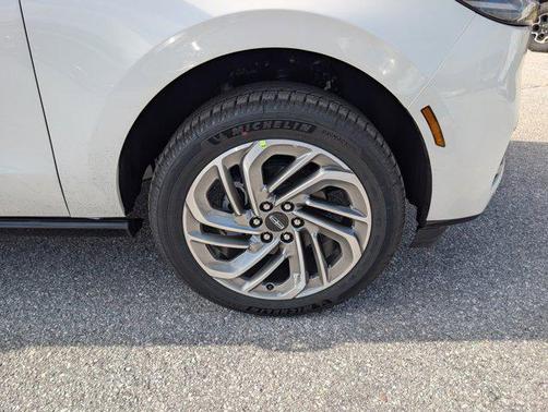 Pristine White Metallic Tri-Coat 2026 Lincoln Navigator Reserve