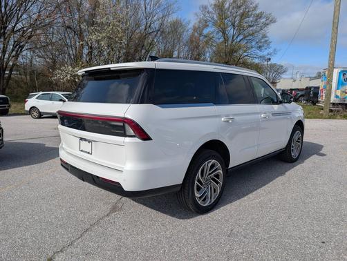 Pristine White Metallic Tri-Coat 2026 Lincoln Navigator Reserve