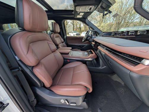 Pristine White Metallic Tri-Coat 2026 Lincoln Navigator Reserve