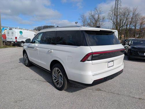 Pristine White Metallic Tri-Coat 2026 Lincoln Navigator Reserve