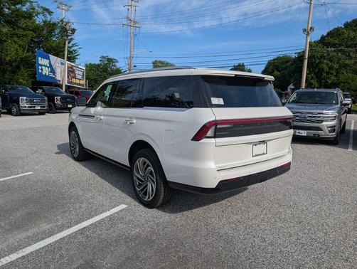 Pristine White Metallic Tri-Coat 2026 Lincoln Navigator Reserve
