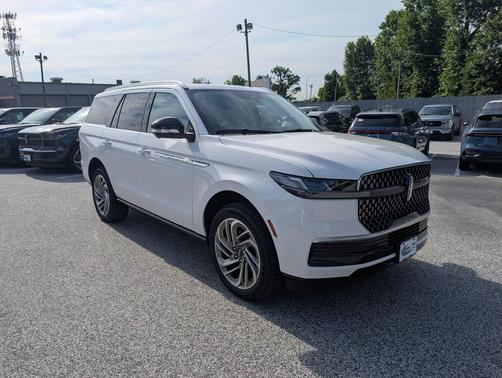 Pristine White Metallic Tri-Coat 2026 Lincoln Navigator Reserve