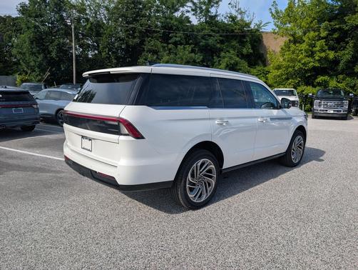 Pristine White Metallic Tri-Coat 2026 Lincoln Navigator Reserve
