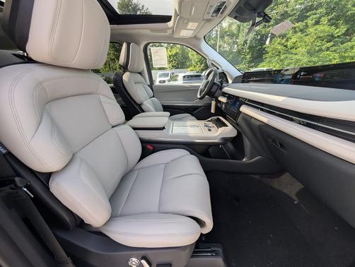Pristine White Metallic Tri-Coat 2026 Lincoln Navigator Reserve