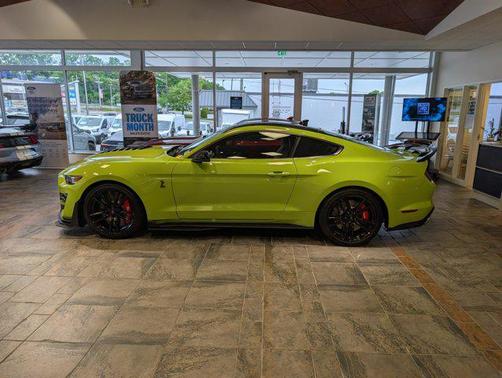 Grabber Lime 2020 Ford Shelby GT500 Base