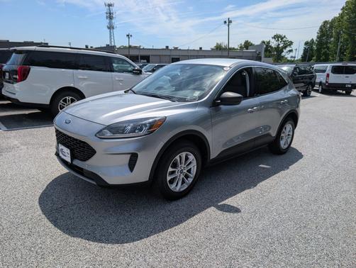Iconic Silver Metallic 2022 Ford Escape SE