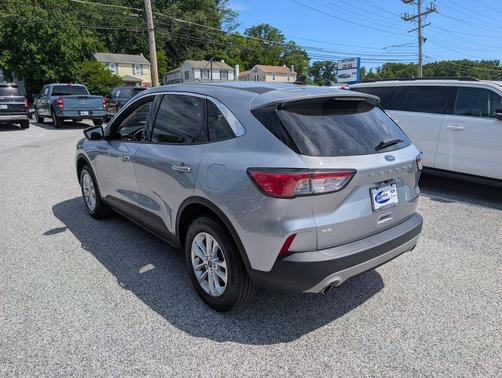 Iconic Silver Metallic 2022 Ford Escape SE