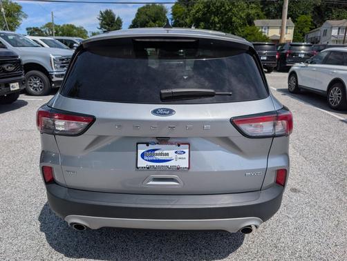 Iconic Silver Metallic 2022 Ford Escape SE