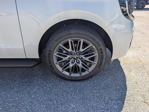 Star White Metallic Tri-Coat 2026 Ford Expedition Max Platinum